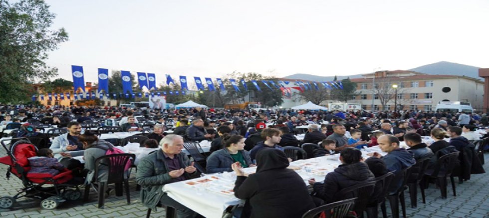 Milas Belediyesi ilk iftar sofrasında 4 bin kişiyi ağırladı