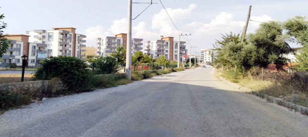 YAKAMOZ CADDESİ ÜZERİNDEKİ SİTE SAKİNLERİNİN ULAŞIM ÇİLESİ DEVAM EDİYOR.