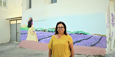 Evlerin Duvarları Lavanta Bahçesine Dönüştü