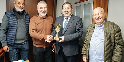 MİLAS BELEDİYESPOR BRİÇ TAKIMI ÜÇÜNCÜLÜK KUPASI İLE BİRLİKTE BAŞKAN TOPUZ’U ZİYARET ETTİ 