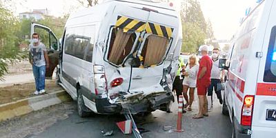 TUR OTOBÜSÜ, SERVİS ARACINA ARKADAN ÇARPTI: 3 YARALI