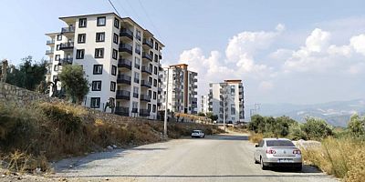 YAKAMOZ CADDESİ ÜZERİNDEKİ SİTE SAKİNLERİNİN ULAŞIM ÇİLESİ DEVAM EDİYOR.